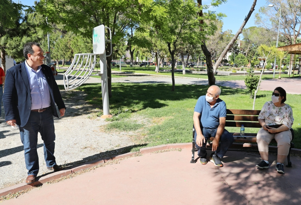 Başkan Besim Dutlulu, Parklara çıkan 65 yaş üzeri vatandaşları ziyaret e 17