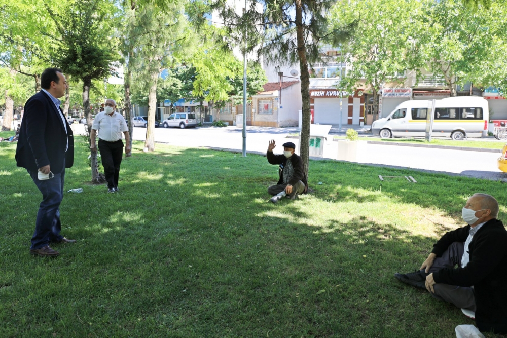 Başkan Besim Dutlulu, Parklara çıkan 65 yaş üzeri vatandaşları ziyaret e 2