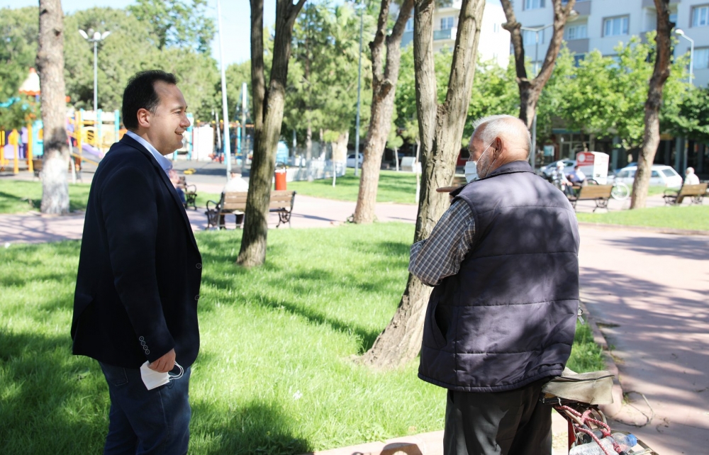 Başkan Besim Dutlulu, Parklara çıkan 65 yaş üzeri vatandaşları ziyaret e 3