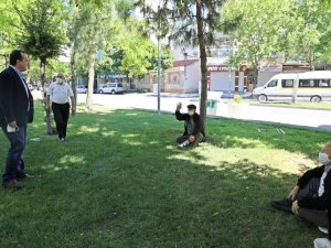Başkan Besim Dutlulu, Parklara çıkan 65 yaş üzeri vatandaşları ziyaret e