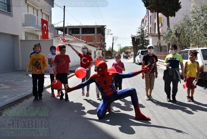 Akhisar Belediyesi 23 Nisan'da sokakları şenlendirdi 1