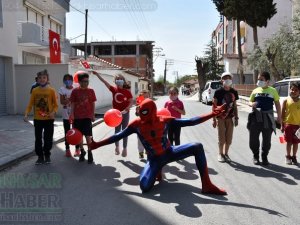 Akhisar Belediyesi 23 Nisan'da sokakları şenlendirdi