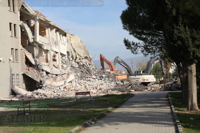 Eski ismi Akhisar Ticaret Lisesi binası yıkılıyor 2