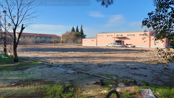 Eski Ticaret Lisesi ve Atatürk Ortaokulu tamamen yıkıldı 1