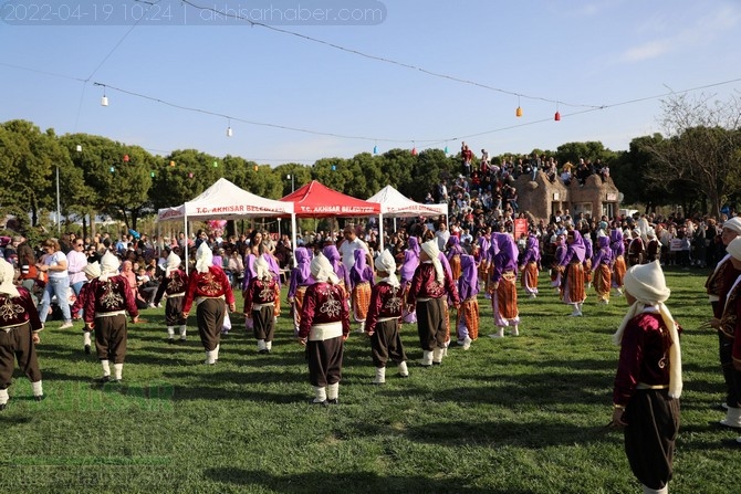 Akhisar'da Halk Oyunları Bahar Şenliği Renkli görüntülere sahne old 108