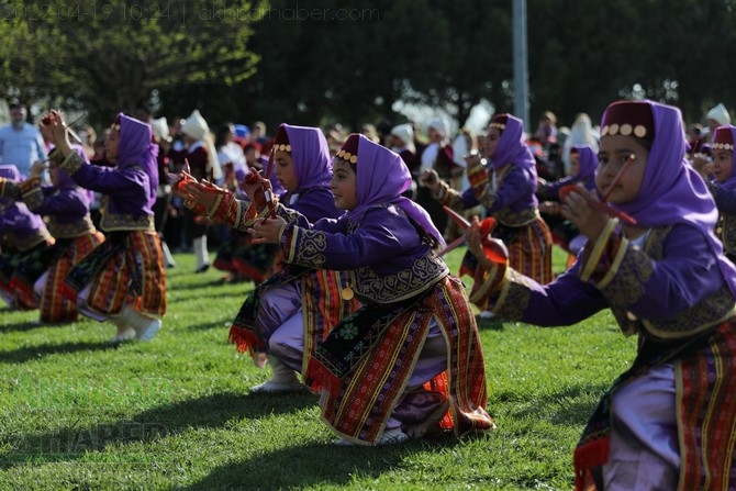 Akhisar'da Halk Oyunları Bahar Şenliği Renkli görüntülere sahne old 109