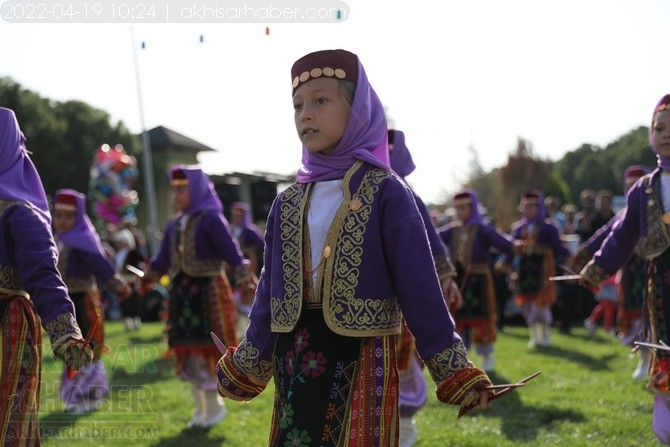 Akhisar'da Halk Oyunları Bahar Şenliği Renkli görüntülere sahne old 2