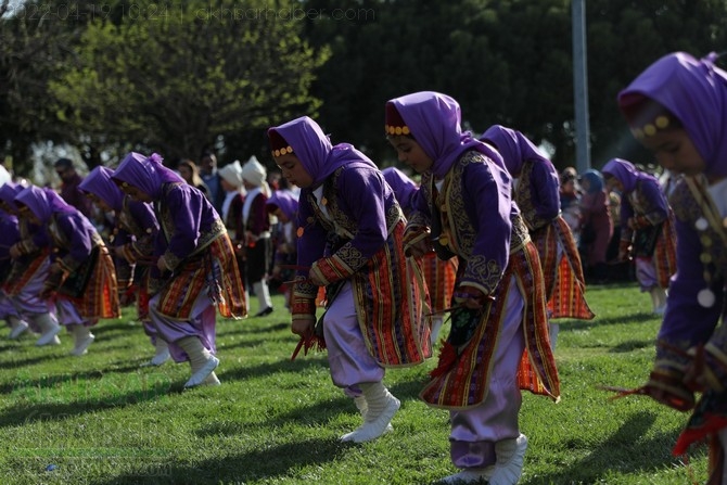 Akhisar'da Halk Oyunları Bahar Şenliği Renkli görüntülere sahne old 3