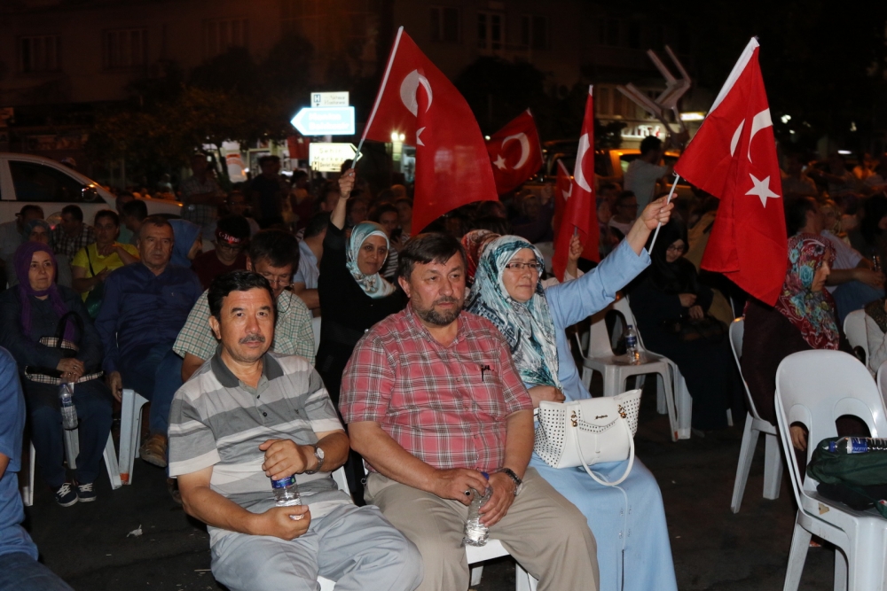 Akhisar’da demokrasi nöbeti 16.gününde de devam ediyor 8
