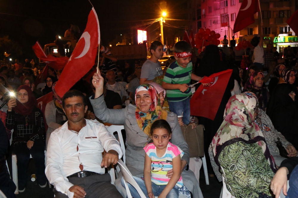 Akhisar’da demokrasi nöbeti 16.gününde de devam ediyor 9