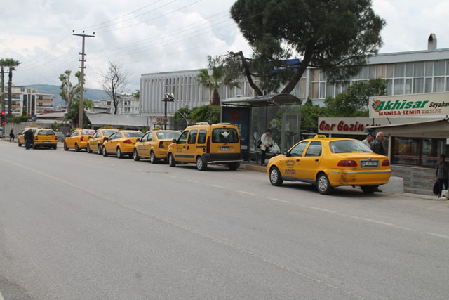 Akhisarlı Taksiciler 800 TL Olan Yıllık Harca Tepki Gösterdi