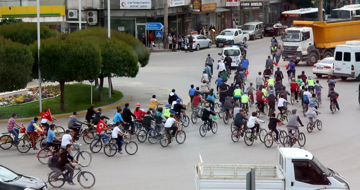 Akhisarlı 300 Bisikletçi Sağlık İçin Yollara Çıktı