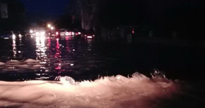Akhisar’da Ana Boru Su Hattı Patladı, Sokakları Sel Bastı