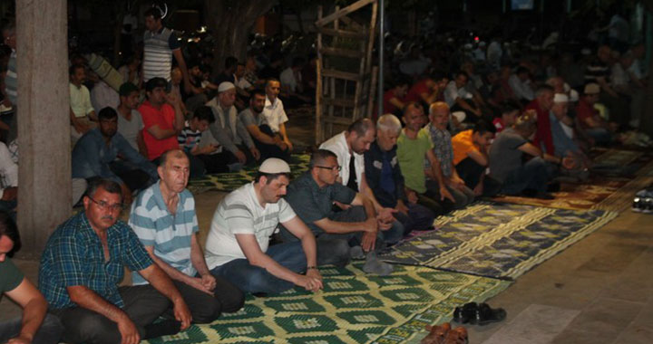 Akhisar’da Ramazan’ın İlk Teravih’i Kılındı