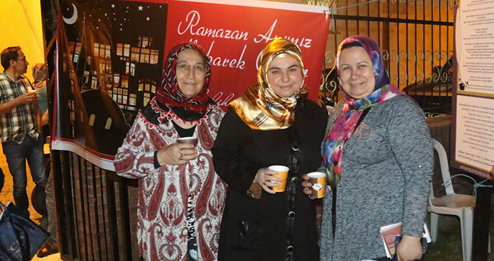 Akhisar’da Teravih Sonrası Geleneksel Ramazan Şerbeti
