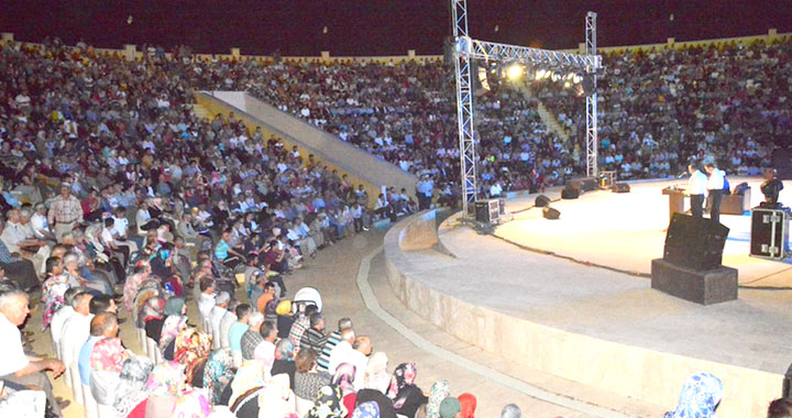 Kur’an-ı Kerim Gecesinde Amfi Tiyatro Doldu Taştı