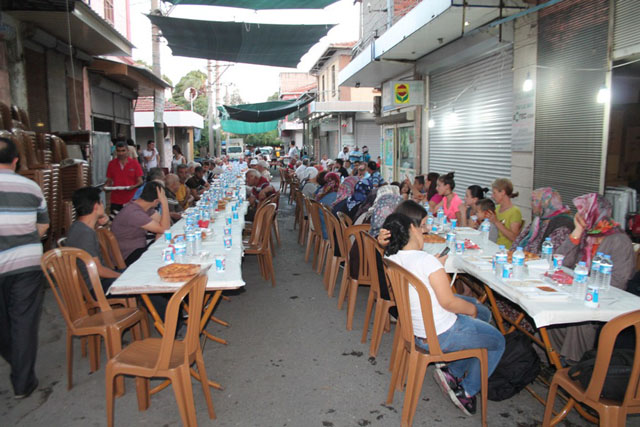 51 Yıllık Züccaciyeci Merkez Çarşı Esnafına İftar Yemeği Verdi