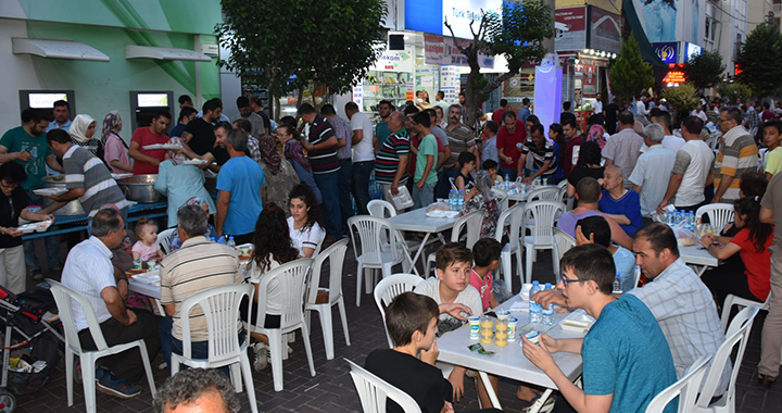 Tahir Ün caddesi esnafından iftar