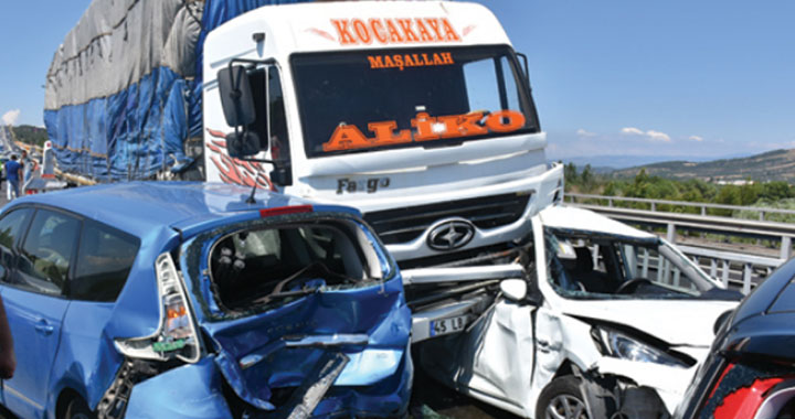 Akhisar'da zincirleme kaza 7 yaralı