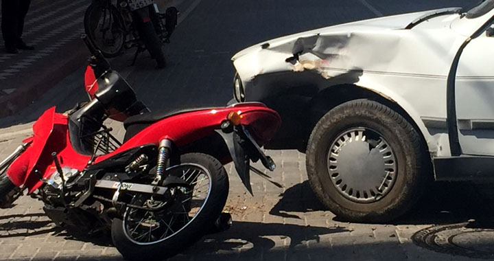 Akhisar’da Motosiklet ile Otomobil Çarpıştı 1 Yaralı