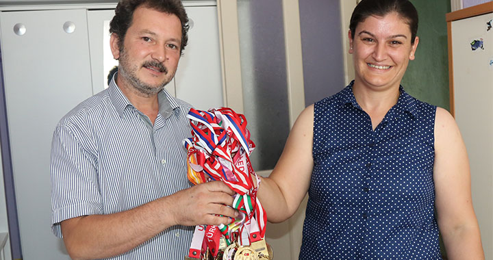 Dünya şampiyonu Akhisarlı Ayşe Begüm’ün ailesine büyük gurur