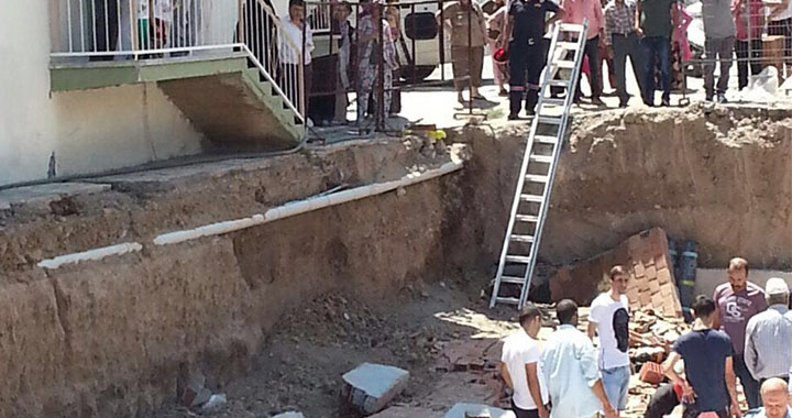 Akhisar’da inşaat çöktü 4 işçi yaralandı