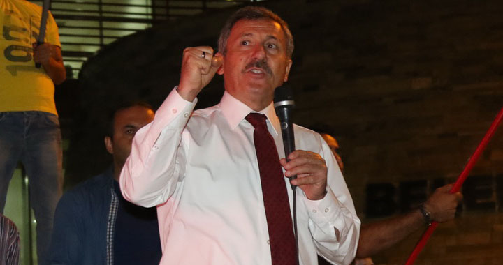 AK Parti Milletvekili Selçuk Özdağ, meydandaki Akhisarlılara seslendi