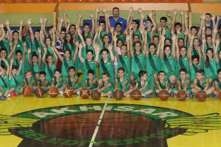 Akhisar’da Basketbol Yaz Okulunu Büyük İlgi