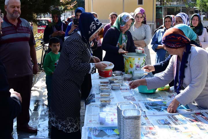 Millet Camii, Kur’an kursunda aşure ikramı