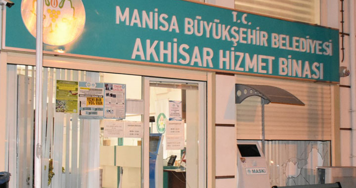 Manisa Büyükşehir Akhisar Binasına taşlı saldırı