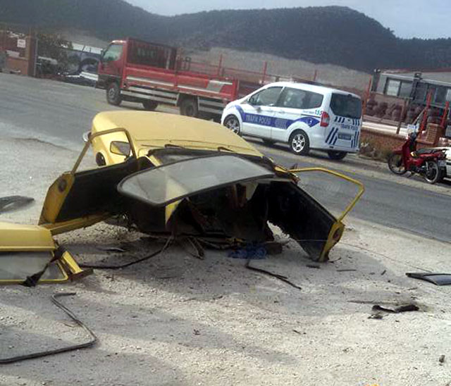 Akhisar’da trafik kazası; otomobil ikiye bölündü