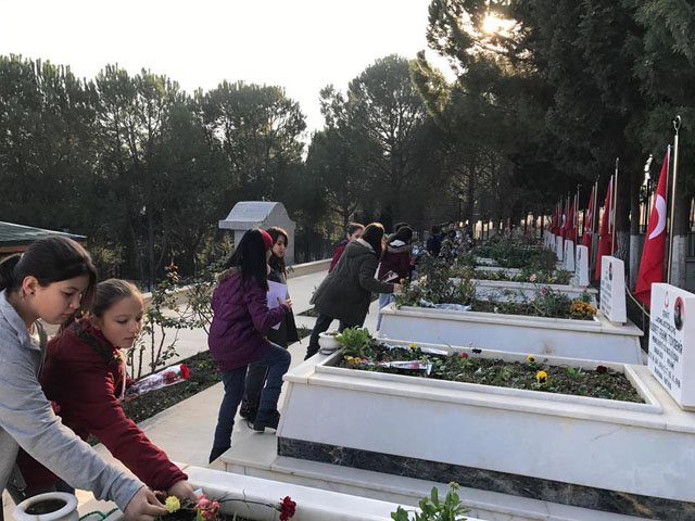 Gazi Ortaokulu Öğrencileri Şehitliği ziyaret etti