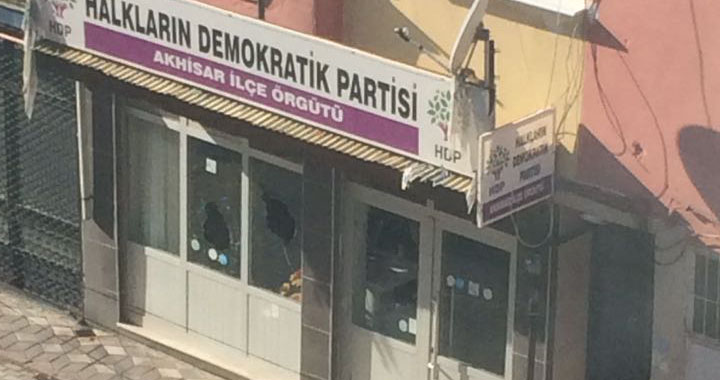 HDP Akhisar İlçe teşkilatına binasına saldırı