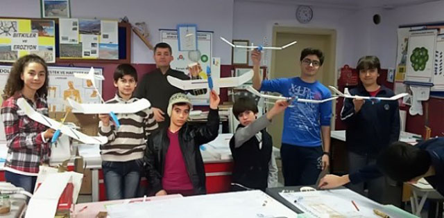 Akhisar Halk Eğitim Merkezinden model uçak yapımı kursu