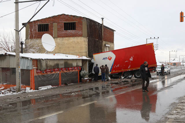 Manisa'da Tır Kahvehane Girdi; 1 yaralı