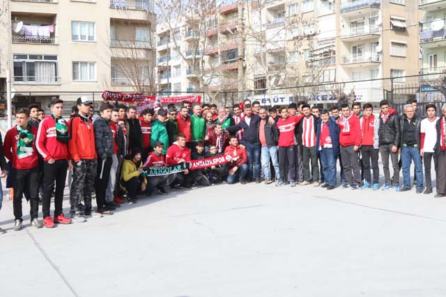 Akhisar Belediyespor ile Antalyaspor taraftarından örnek davranış