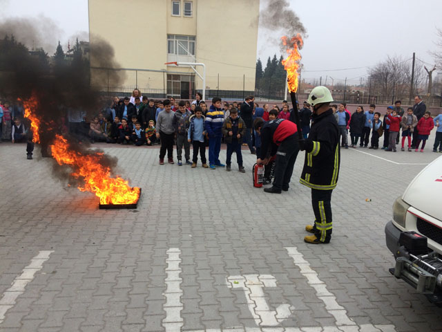 Mehmet Akif Ersoy ilköğretim okulunda yangın tatbikatı gerçekleşti