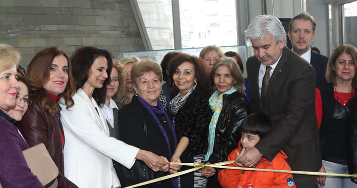 Akhisar Belediye Başkanı Salih Hızlı, yağlı boya resim sergisini açtı