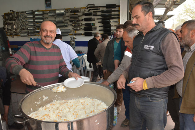 Ersöz Egzoz yeni yerinde pilav hayrı yaptı