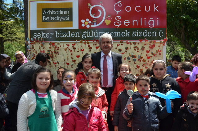 Akhisar Belediye Başkanı Salih Hızlı’dan çocuklara 23 Nisan hediyesi
