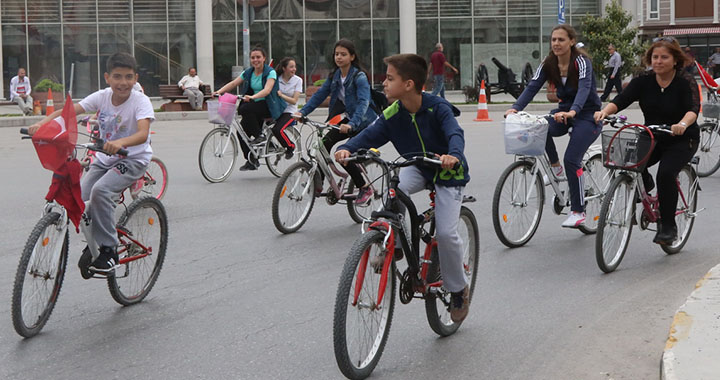 Akhisar Ülkü Ortaokulundan 500 bisikletçi sağlık için pedal çevirdi