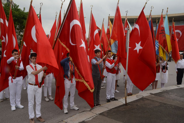 Atatürk'ü anma ve gençlik spor bayramı çelenk programı