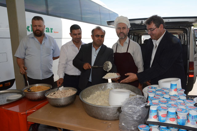 Akhisar Seyahat Otobüsleri pilav hayrı yaptı