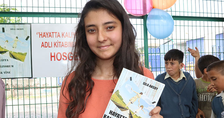 14 yaşındaki Sıla Aksoy ilk şiir kitabını okulunda tanıttı