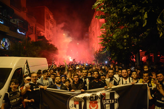 Beşiktaşlılar sokağa döküldü