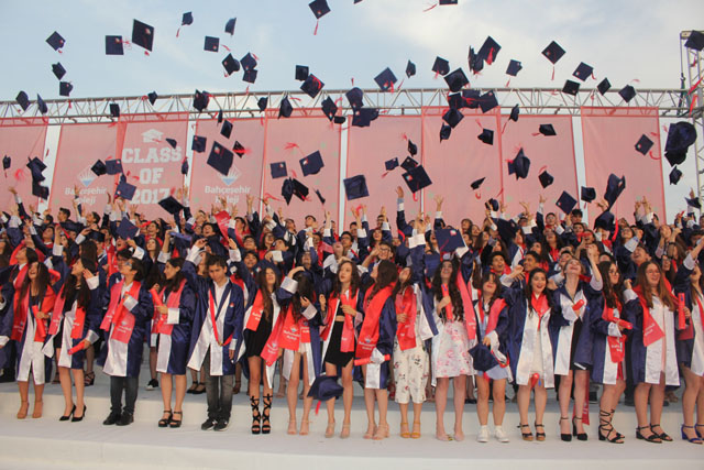Akhisar Bahçeşehir Koleji'nde mezuniyet coşkusu
