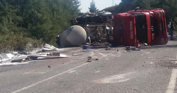 Sülfürik Asit yüklü tır kaza yaptı yola döküldü