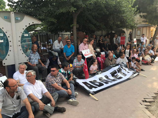 CHP Akhisar teşkilatı oturma eylemi yaptı