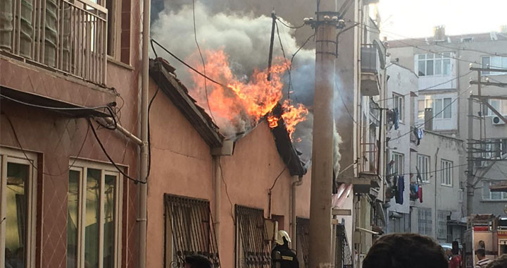Akhisar’da yangında 2 ev kül oldu