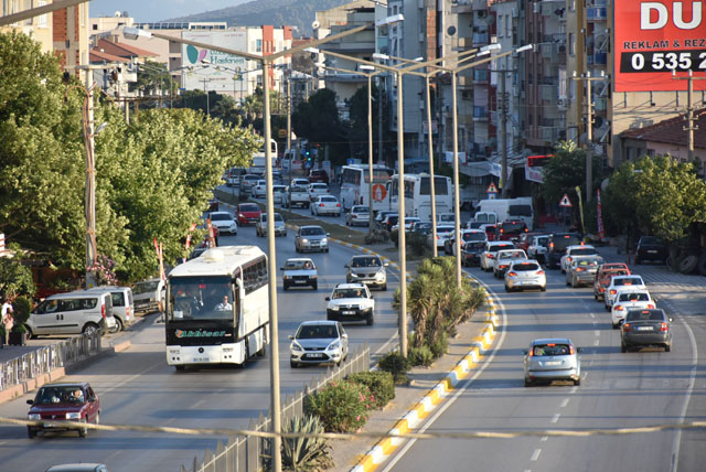 Akhisar'da bayram dönüşü yoğun trafik